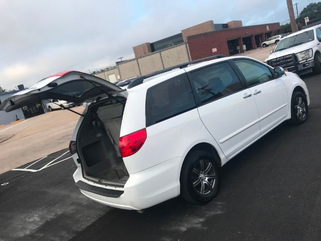 Toyota Sienna Vehicle Full-screen Gallery Image 22