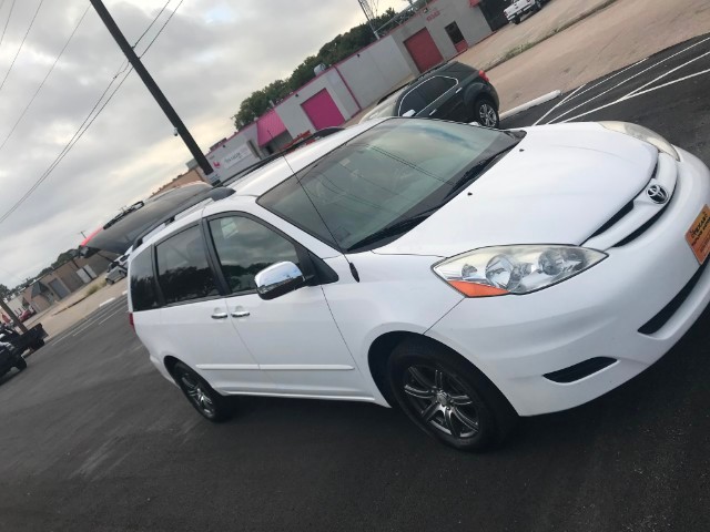 Toyota Sienna Vehicle Full-screen Gallery Image 24