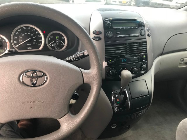 Toyota Sienna Vehicle Full-screen Gallery Image 26