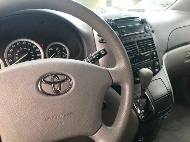 Toyota Sienna Vehicle Full-screen Gallery Image 27