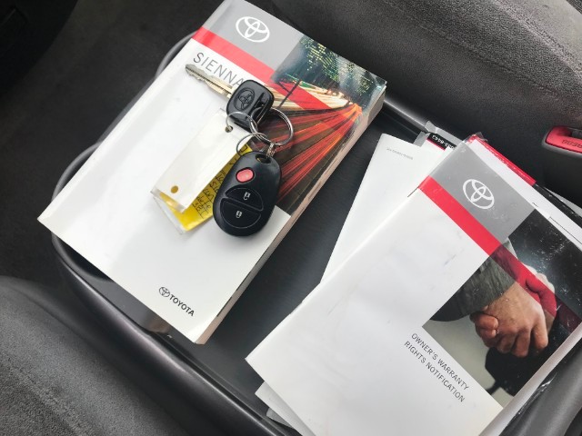 Toyota Sienna Vehicle Full-screen Gallery Image 28