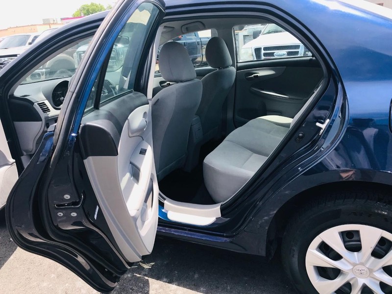 Toyota Corolla Vehicle Full-screen Gallery Image 16