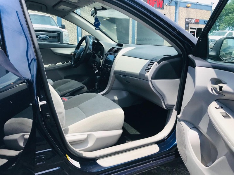 Toyota Corolla Vehicle Full-screen Gallery Image 19