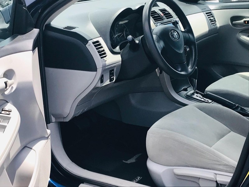 Toyota Corolla Vehicle Full-screen Gallery Image 30