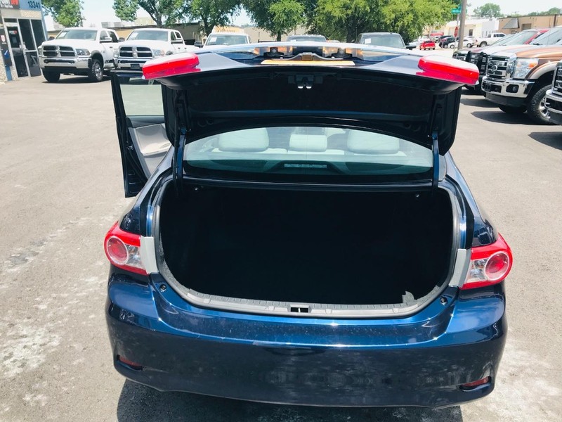 Toyota Corolla Vehicle Full-screen Gallery Image 37