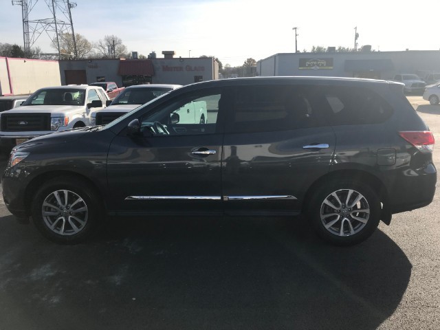 Nissan Pathfinder Vehicle Full-screen Gallery Image 02