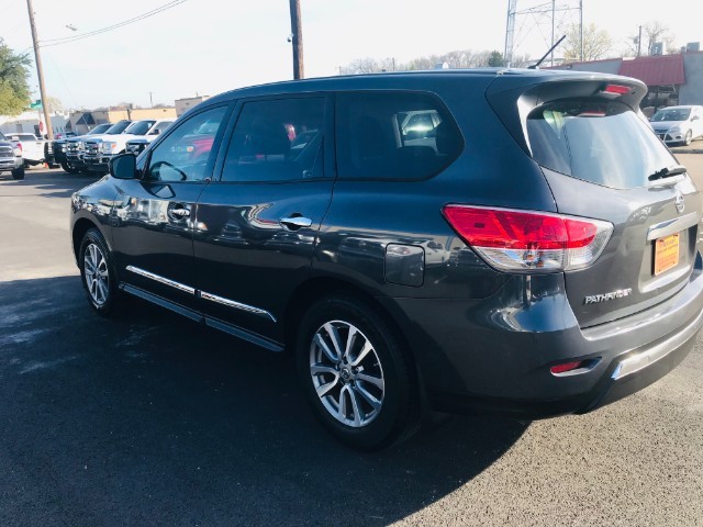 Nissan Pathfinder Vehicle Full-screen Gallery Image 04