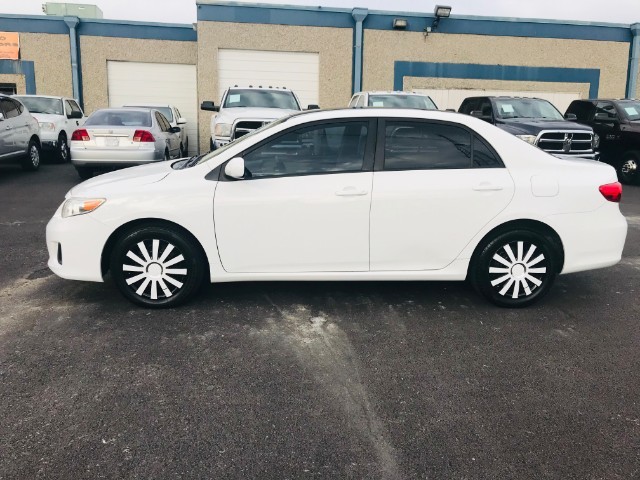 Toyota Corolla Vehicle Full-screen Gallery Image 03