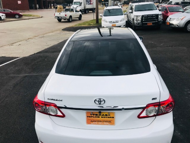 Toyota Corolla Vehicle Full-screen Gallery Image 10