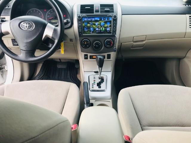 Toyota Corolla Vehicle Full-screen Gallery Image 11