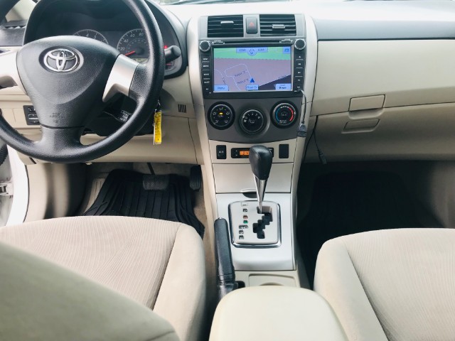 Toyota Corolla Vehicle Full-screen Gallery Image 12