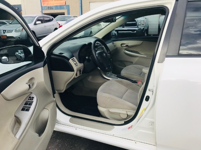 Toyota Corolla Vehicle Full-screen Gallery Image 15