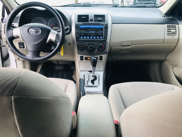 Toyota Corolla Vehicle Full-screen Gallery Image 16