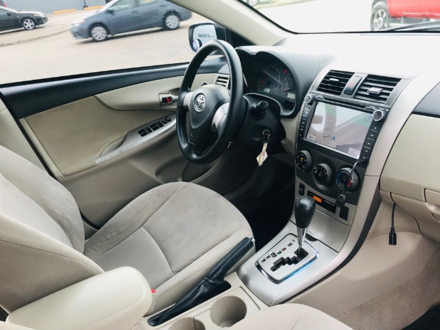 Toyota Corolla Vehicle Full-screen Gallery Image 17