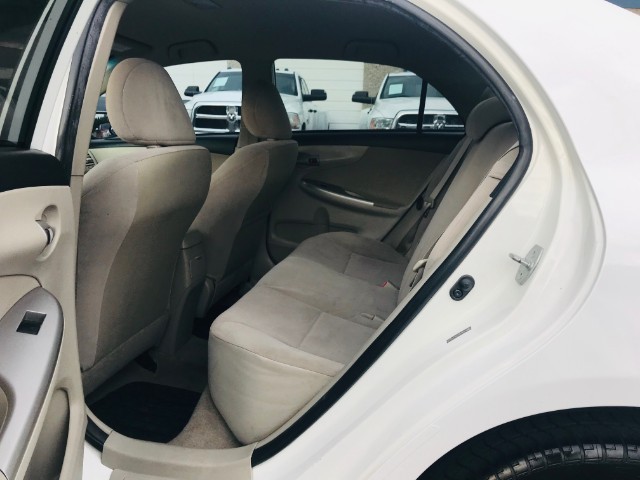 Toyota Corolla Vehicle Full-screen Gallery Image 19