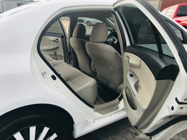 Toyota Corolla Vehicle Full-screen Gallery Image 20