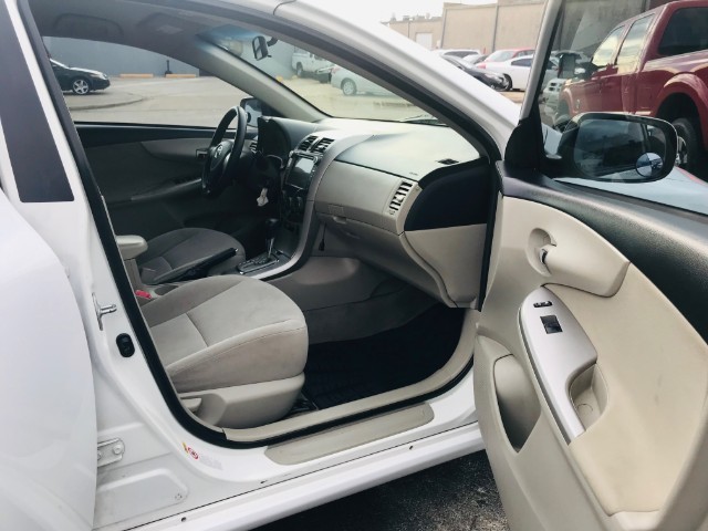 Toyota Corolla Vehicle Full-screen Gallery Image 21