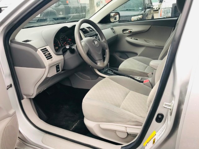 Toyota Corolla Vehicle Full-screen Gallery Image 09