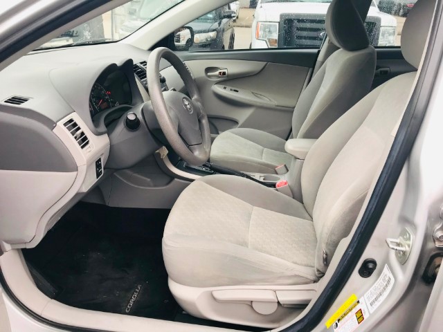 Toyota Corolla Vehicle Full-screen Gallery Image 10