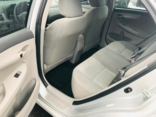 Toyota Corolla Vehicle Full-screen Gallery Image 11