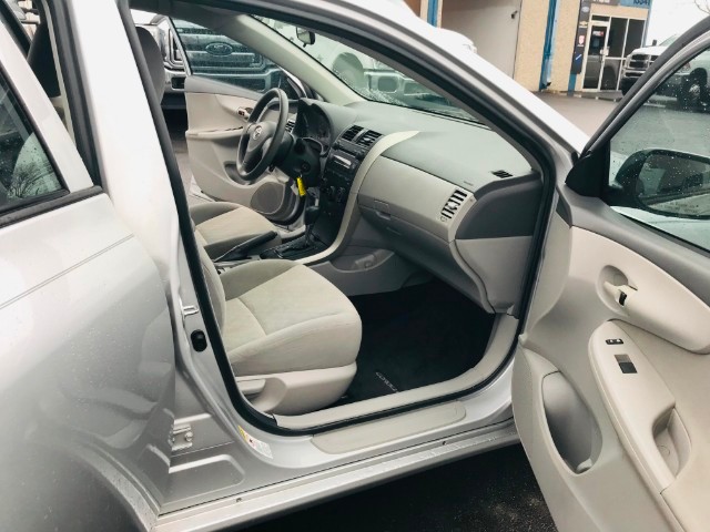 Toyota Corolla Vehicle Full-screen Gallery Image 13