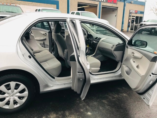 Toyota Corolla Vehicle Full-screen Gallery Image 14