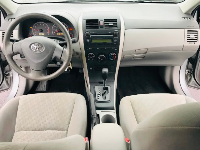 Toyota Corolla Vehicle Full-screen Gallery Image 16