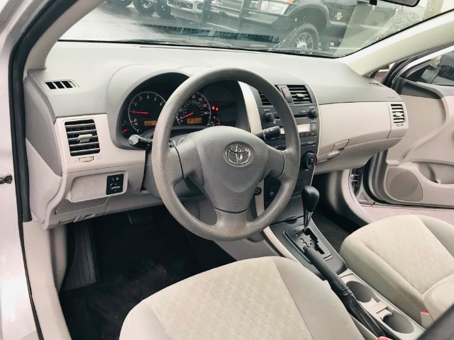 Toyota Corolla Vehicle Full-screen Gallery Image 17