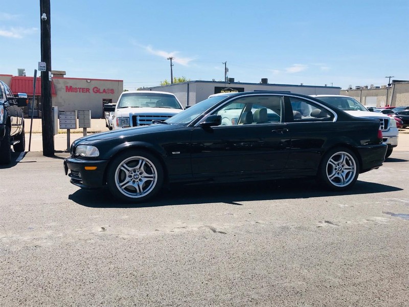 BMW 3 Series Vehicle Full-screen Gallery Image 3