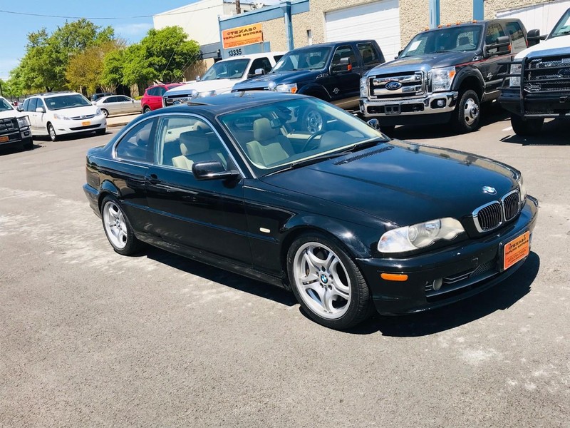 BMW 3 Series Vehicle Full-screen Gallery Image 8