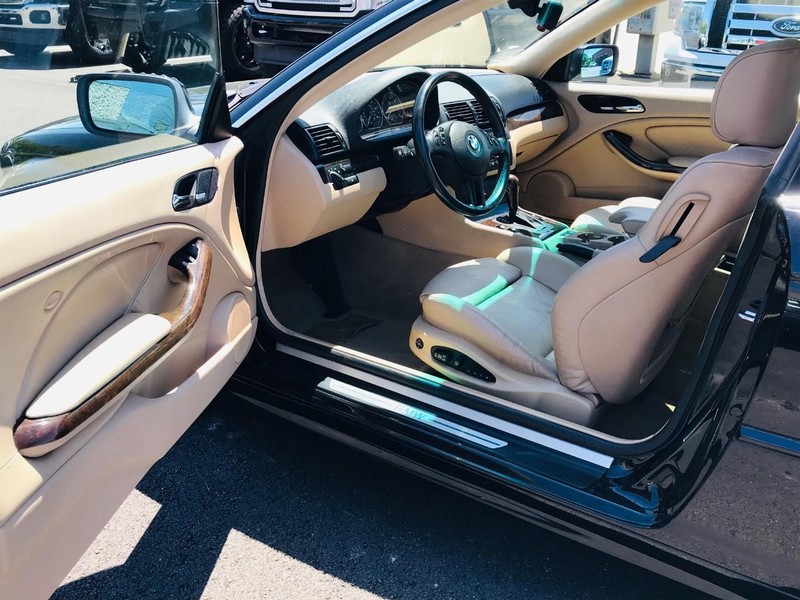 BMW 3 Series Vehicle Full-screen Gallery Image 9