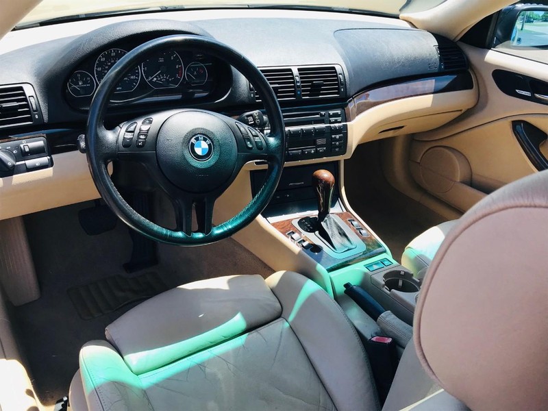 BMW 3 Series Vehicle Full-screen Gallery Image 11