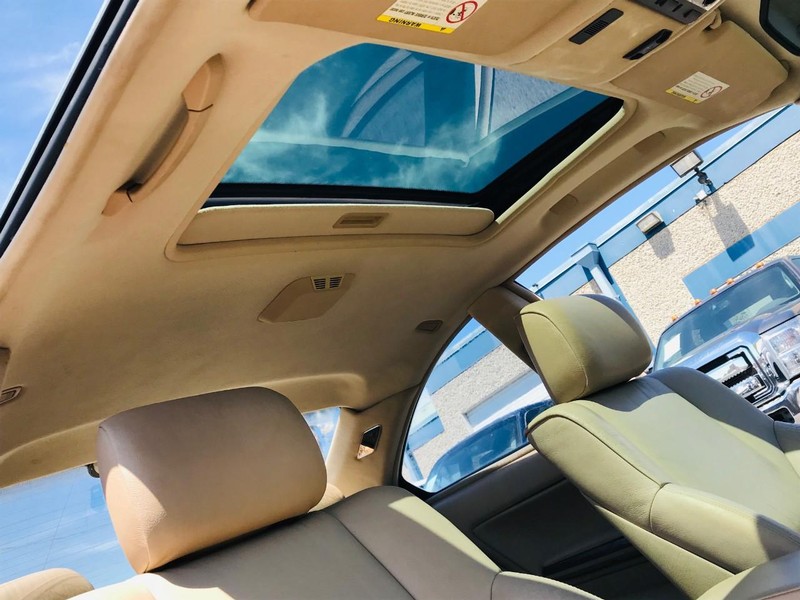 BMW 3 Series Vehicle Full-screen Gallery Image 14