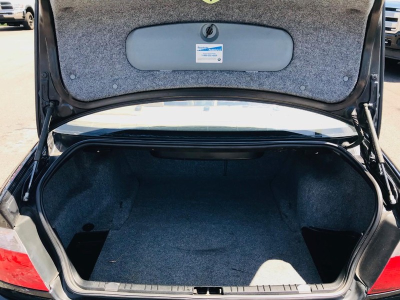 BMW 3 Series Vehicle Full-screen Gallery Image 20