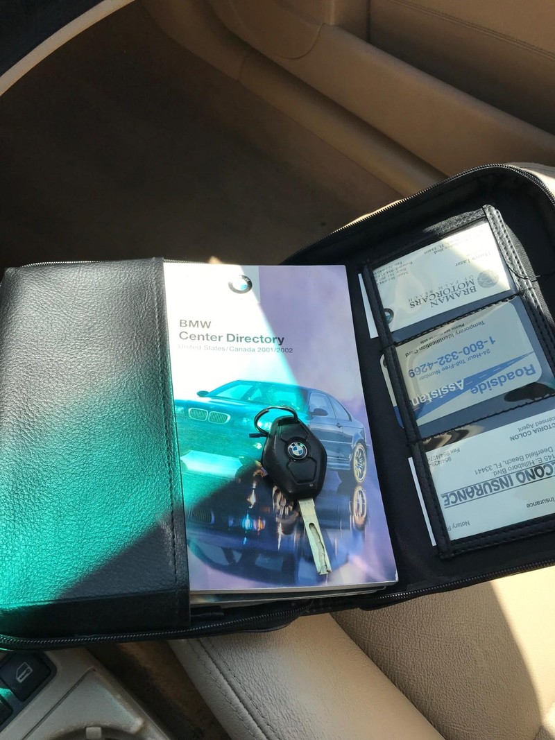 BMW 3 Series Vehicle Full-screen Gallery Image 21