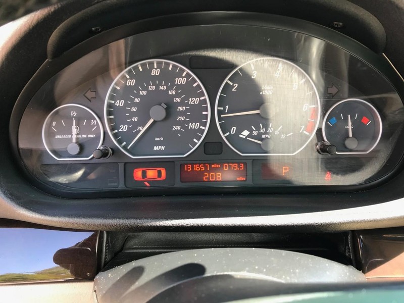 BMW 3 Series Vehicle Full-screen Gallery Image 23