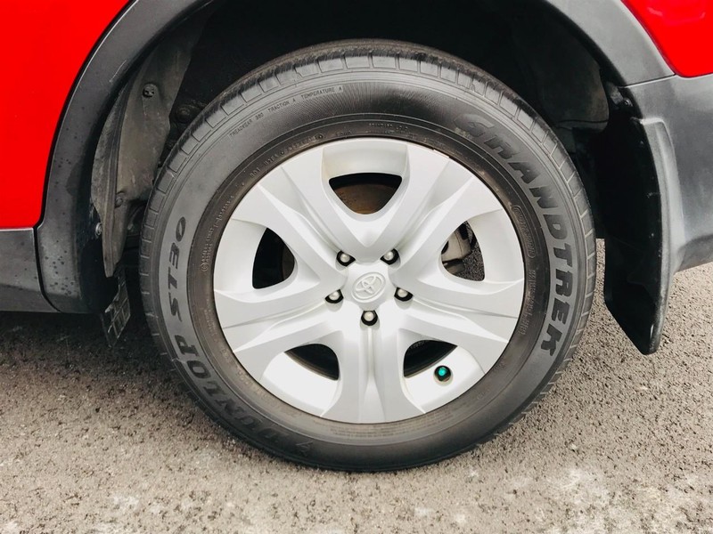 Toyota RAV4 Vehicle Full-screen Gallery Image 12