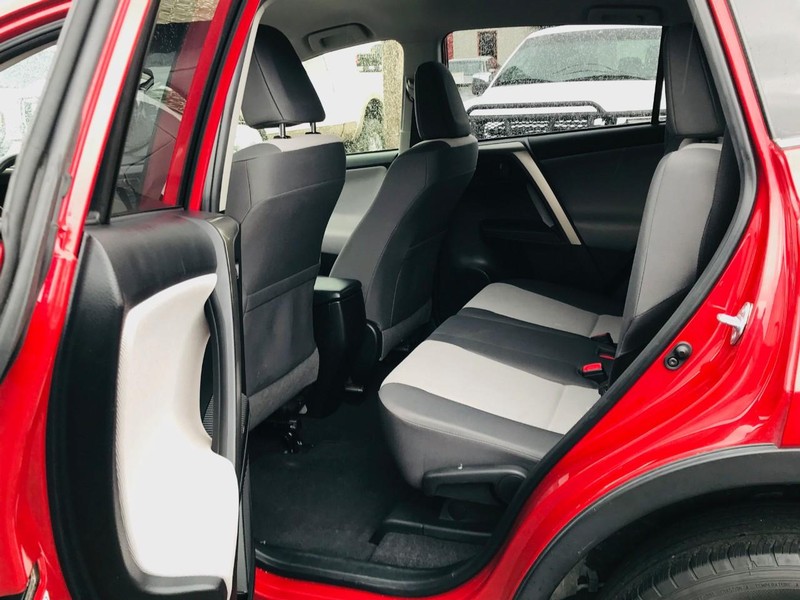 Toyota RAV4 Vehicle Full-screen Gallery Image 15