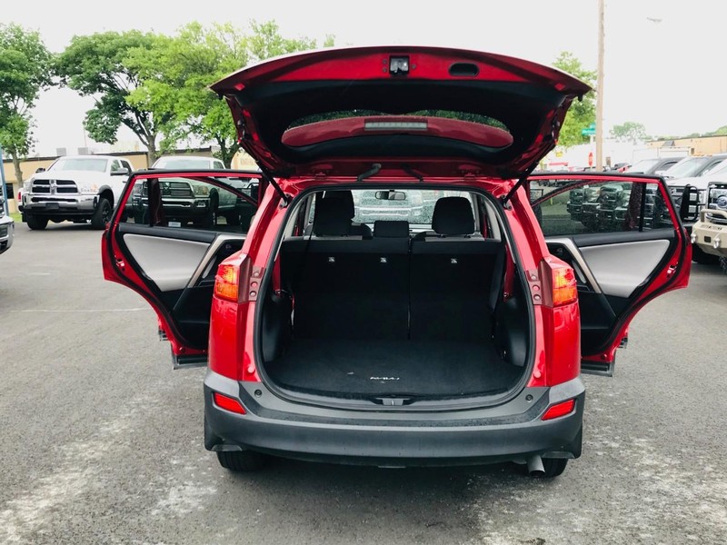 Toyota RAV4 Vehicle Full-screen Gallery Image 16