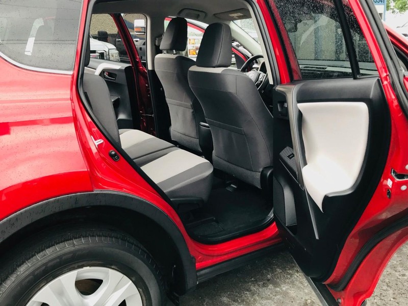 Toyota RAV4 Vehicle Full-screen Gallery Image 18