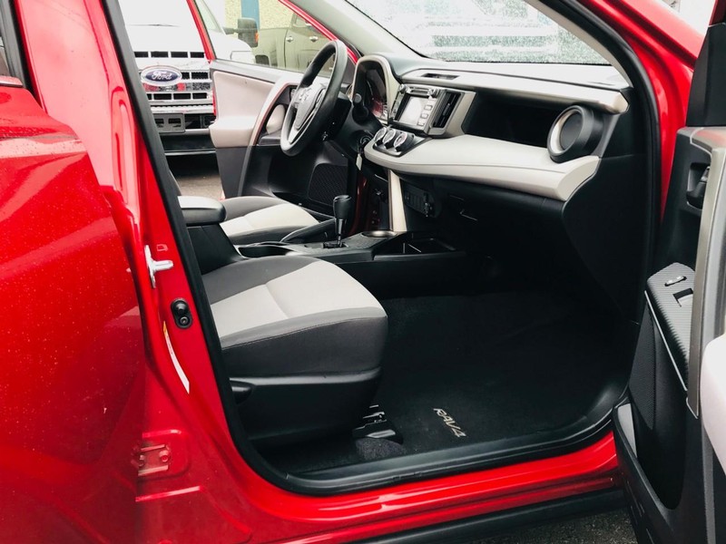 Toyota RAV4 Vehicle Full-screen Gallery Image 19