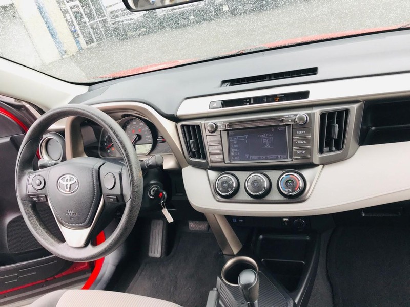 Toyota RAV4 Vehicle Full-screen Gallery Image 22