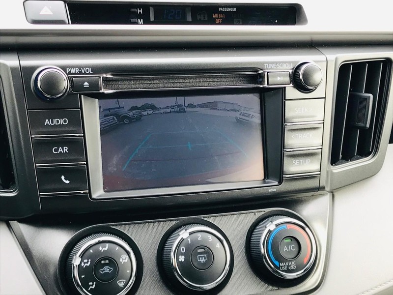 Toyota RAV4 Vehicle Full-screen Gallery Image 30