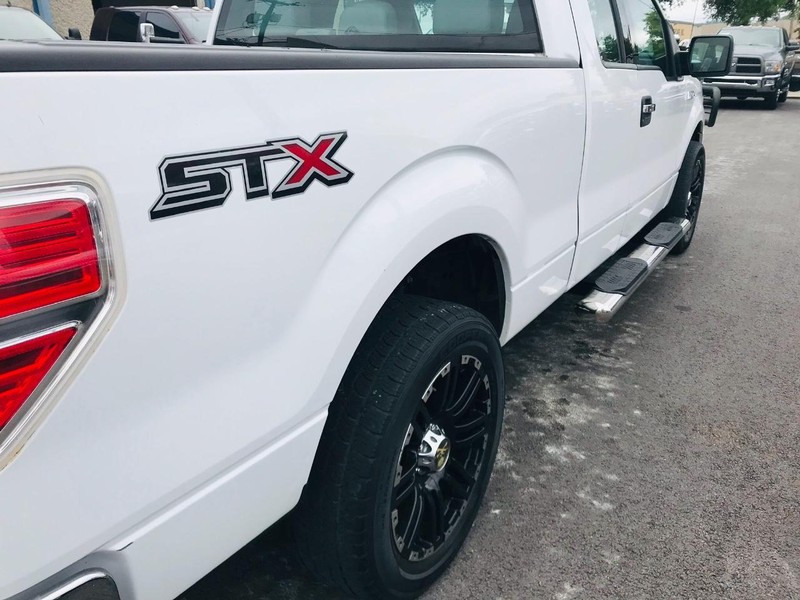 Ford F-150 Vehicle Full-screen Gallery Image 15