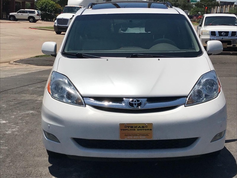 Toyota Sienna Vehicle Full-screen Gallery Image 02