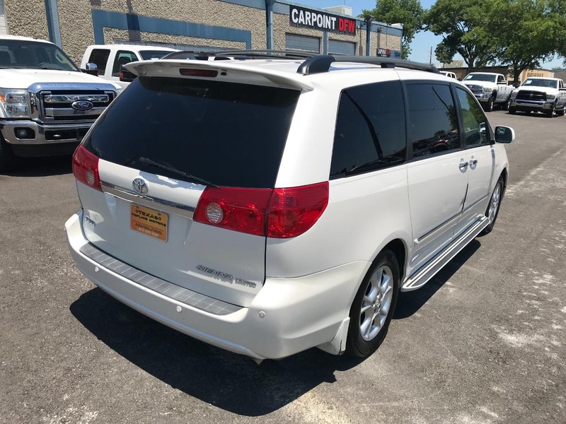 Toyota Sienna Vehicle Full-screen Gallery Image 04