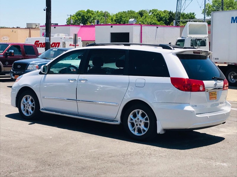 Toyota Sienna Vehicle Full-screen Gallery Image 07