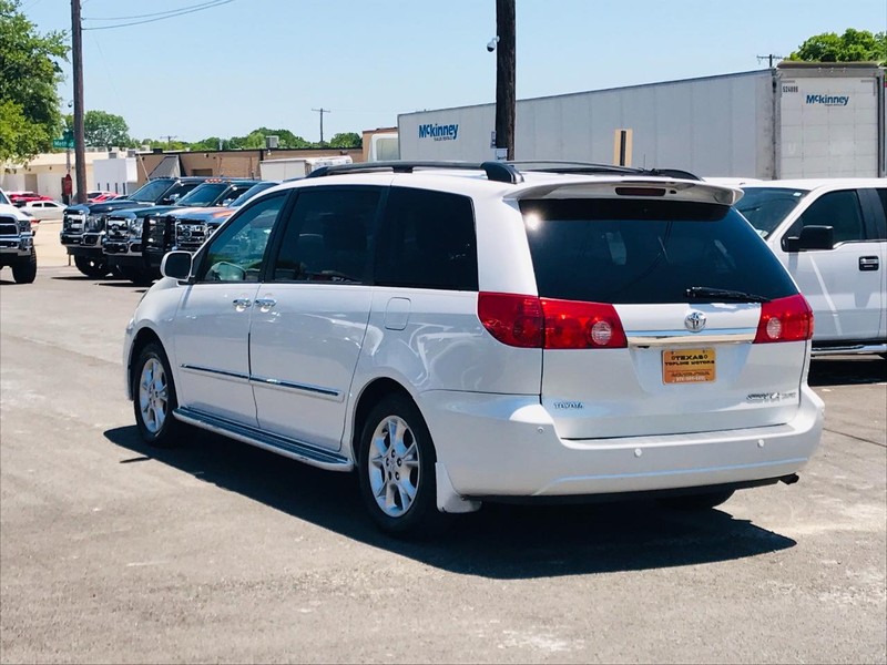 Toyota Sienna Vehicle Full-screen Gallery Image 08