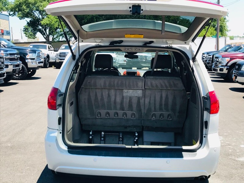 Toyota Sienna Vehicle Full-screen Gallery Image 10