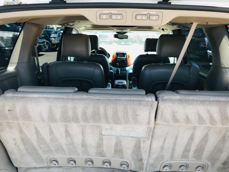 Toyota Sienna Vehicle Full-screen Gallery Image 11